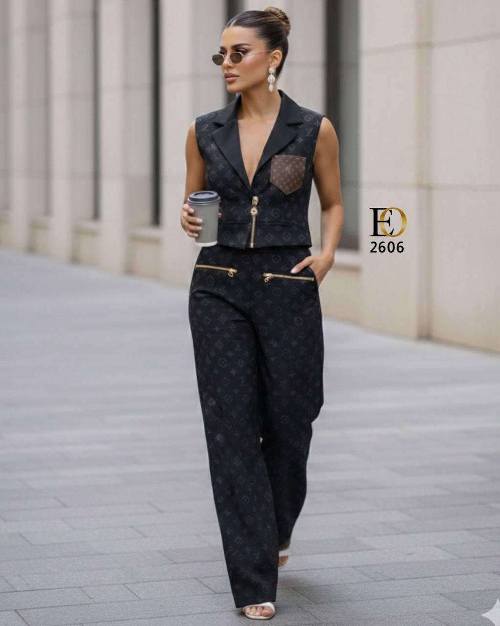 Short-sleeved top and trousers set with a zipper