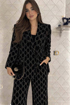 Conjunto de Terciopelo con Bordado de Diamantes
