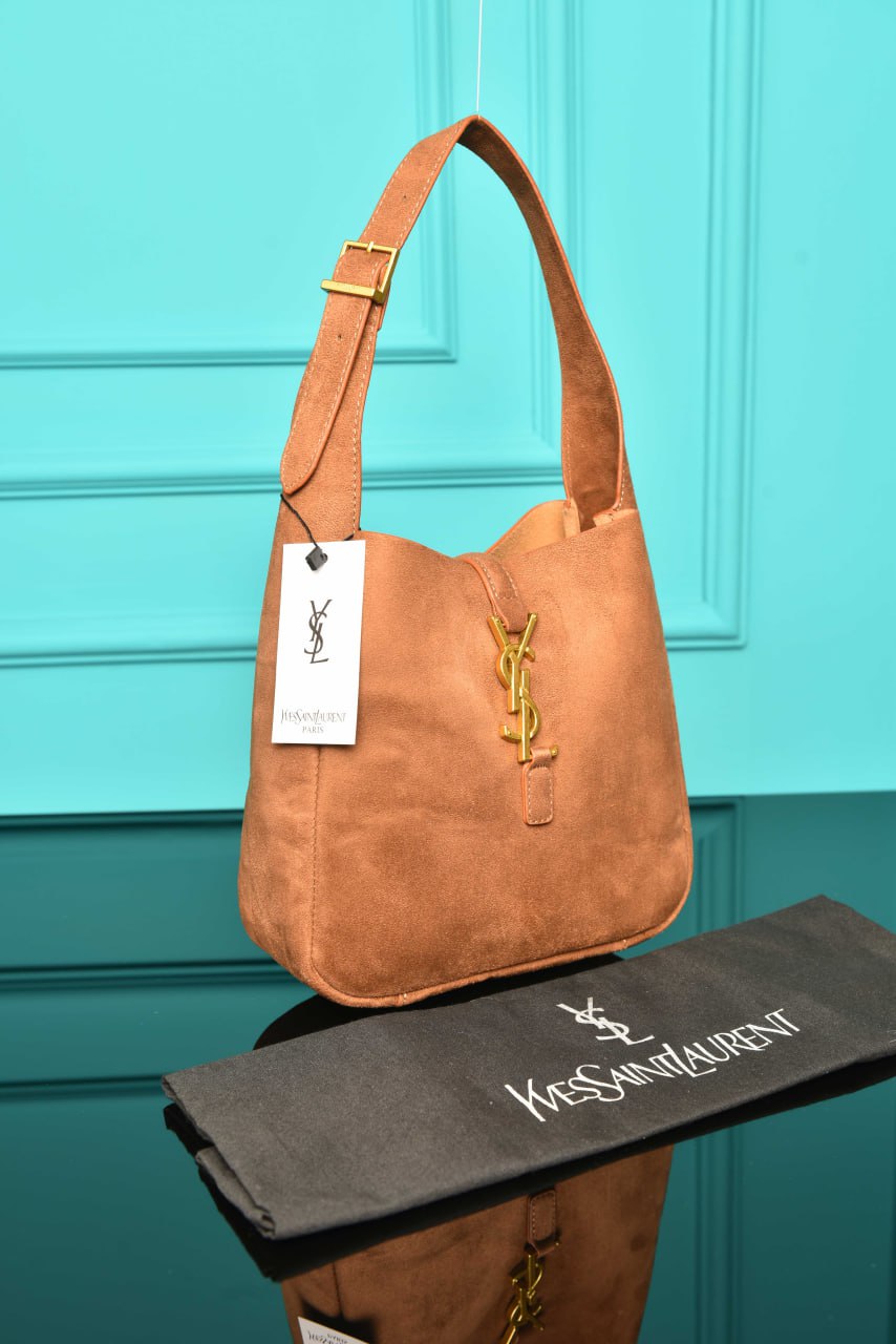 Le 5 A 7 Supple Small in Suede