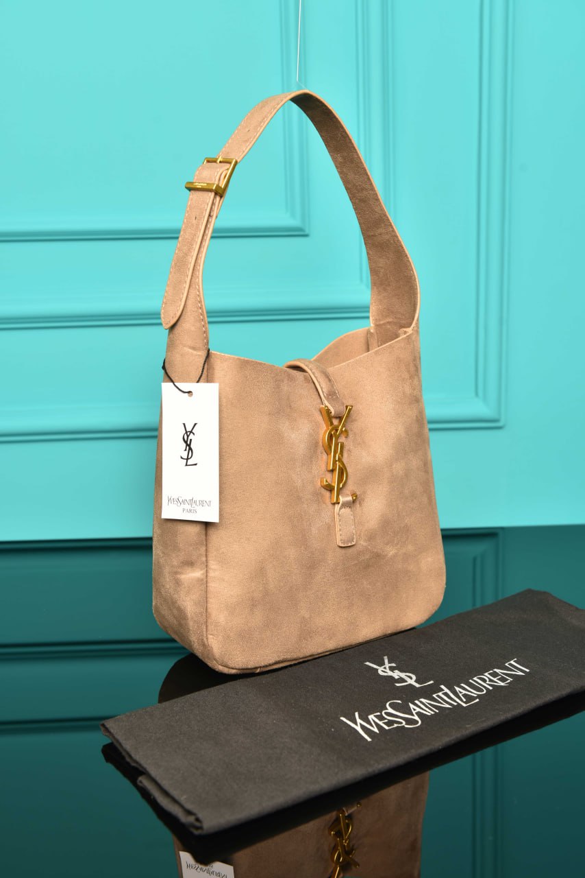 Le 5 A 7 Supple Small in Suede