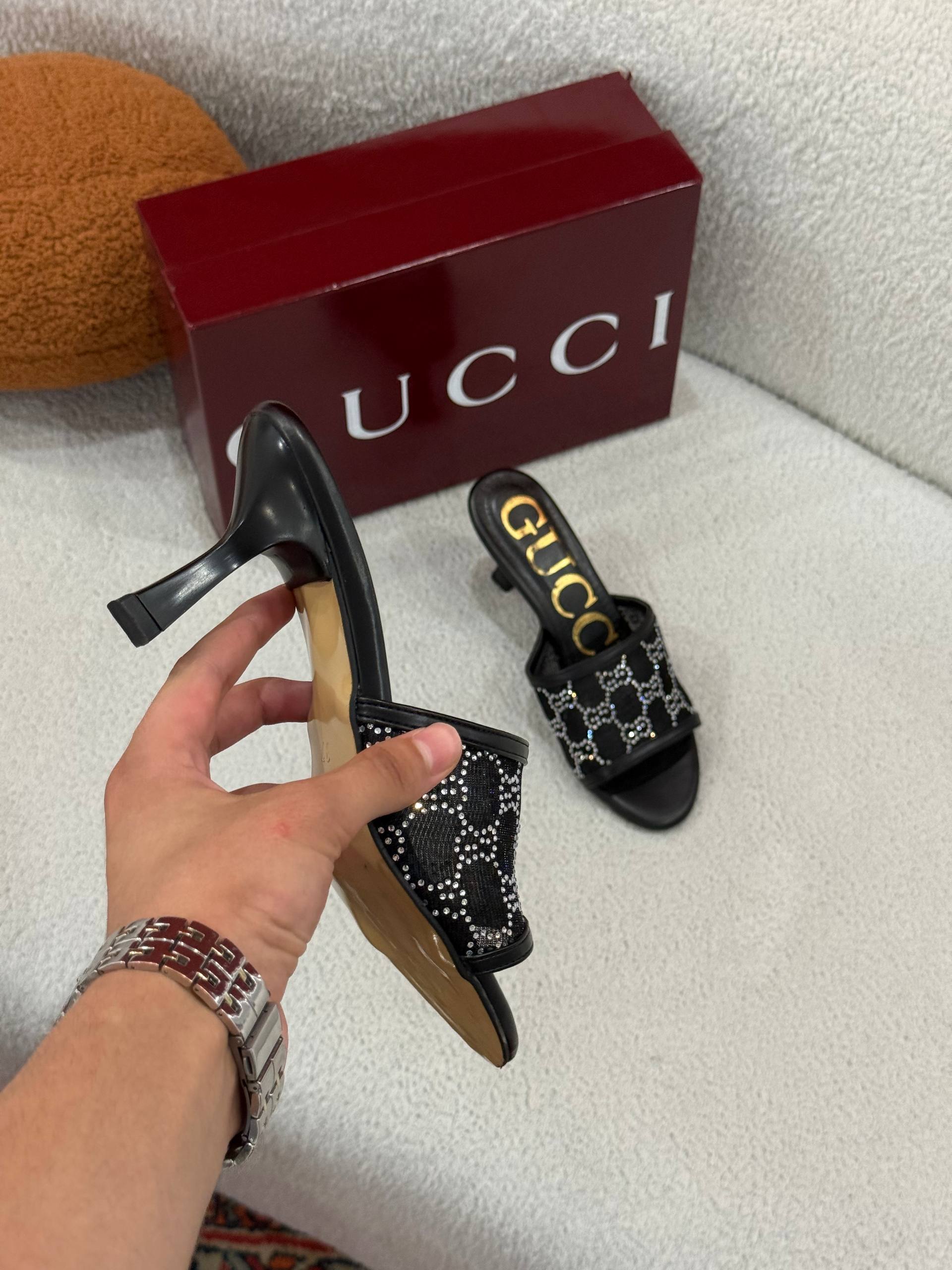 g.g high-heeled shoes