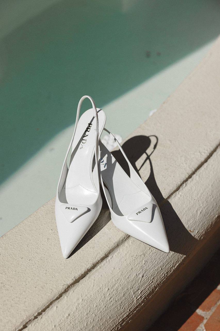 high-heeled shoes